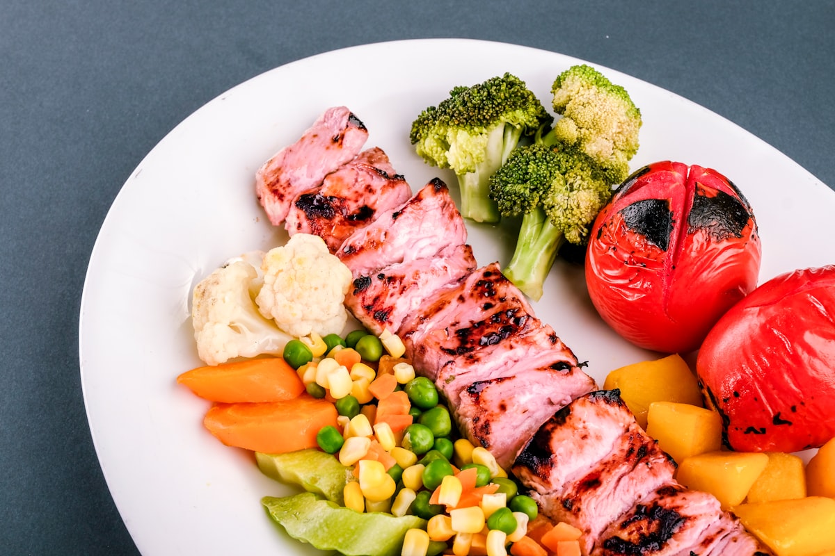 Tavolo da cucina con ingredienti freschi e bilancia