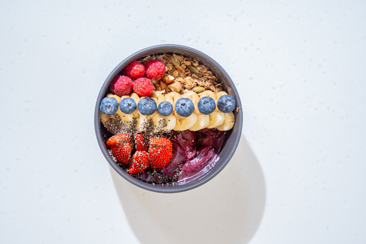 Dolce leggero con frutta fresca e yogurt naturale